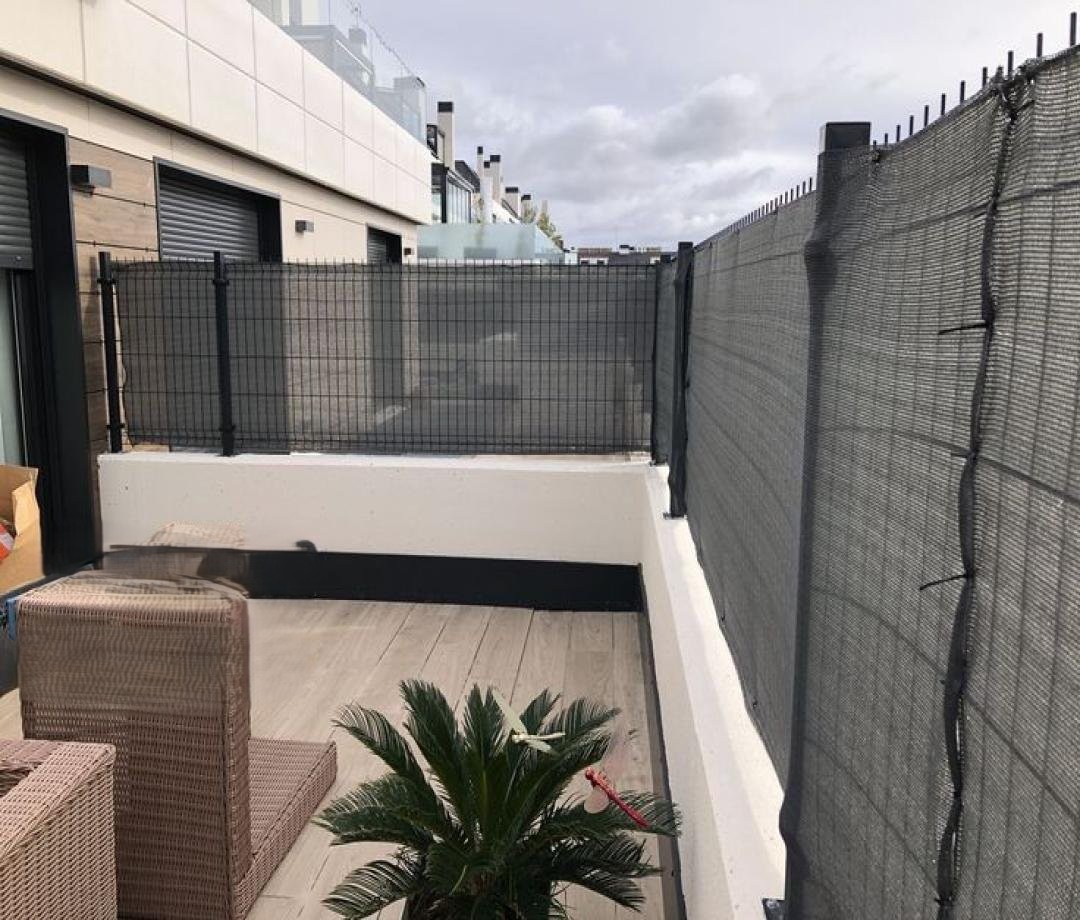 سواتر قماش الدمام: الحل العملي للخصوصية والحماية بتصاميم أنيقة