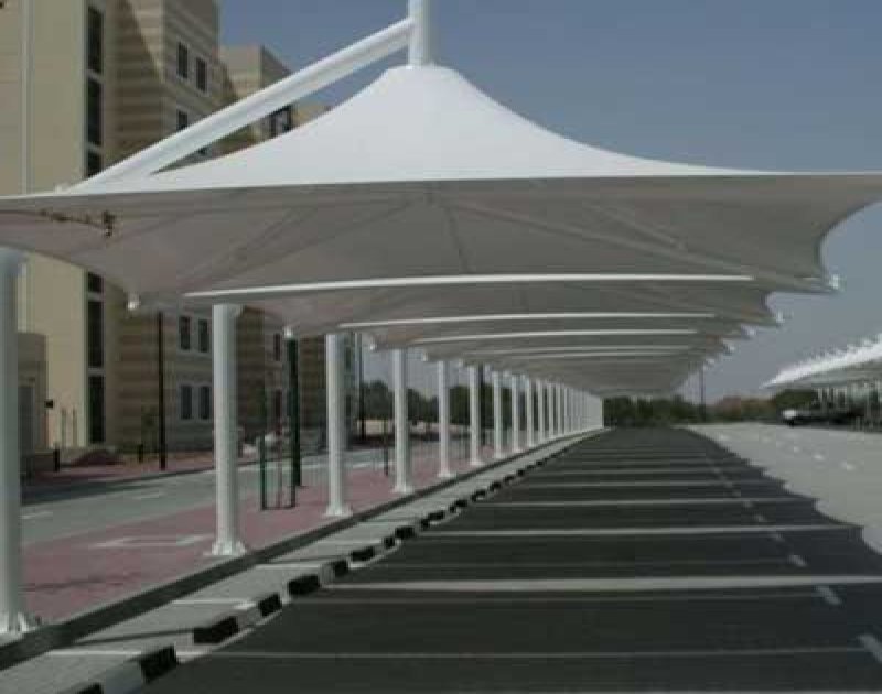 مظلات هرمية بتصاميم حديثة في الدمام